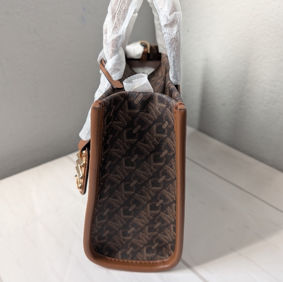 NWT Michael Kors Gigi Small Empire Signature Logo Messenger Bag In Brown - Picture 4 of 5